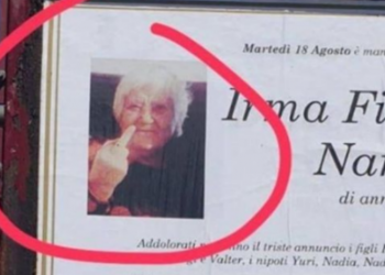 84-vjeçarja ndërron jetë, familjarët i vendosin foto me gishtin e mesit në lajmërimin e vdekjes