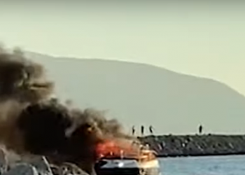 VIDEO/ Shkrumbohet nga flakët skafi në Vlorë
