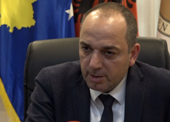 Kryetari i Prizrenit kundër qeverisë Hoti: Po i diagnostifikojnë qytetarët me COVID-19 si fallxhorë