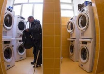 Covid-19/Koreanët të tmerruar, sterilizojnë paratë ku të munden