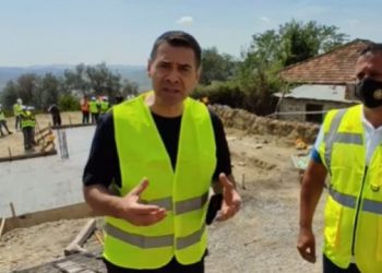 Ahmetaj inspekton rindërtimet në Golem: Deri në fund të këtij viti, një pjesë e familjeve do të futen në shtëpitë e tyre