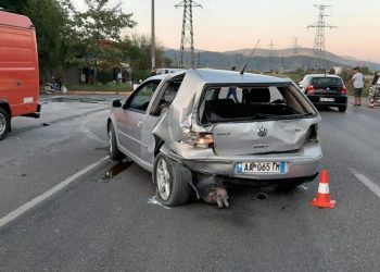 Aksident i trefishtë në Elbasan, plagoset edhe një këmbësor