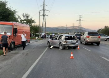 Aksident i trefishtë në Elbasan, plagoset edhe një këmbësor