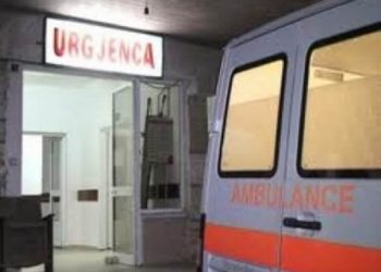 E rëndë në Tiranë/ 18-vjeçarja hidhet nga kati i 3-të i pallatit