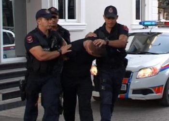 Vodhi supermarketin, policia kap të riun në Elbasan