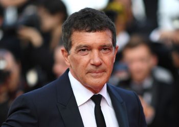 Në ditën e lindjes, aktori Antonio Banderas zbulon se është infektuar me koronavirus