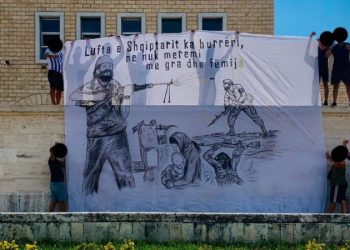 Ultrasit e Tiranës “ndezin” sfidën, provokojnë serbët me Adem Jasharin: Lufta e shqiptarit ka burrëri