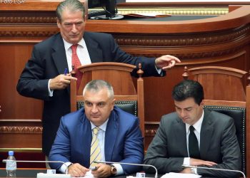 Kur Meta akuzonte Berishën në 2002 se vjehrri tij kishte bërë një pallat kur ishte President/ Doktori iku nga seanca