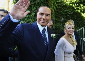 Berlusconi “hakmerret” ndaj ish të fejuarës, shfaqet i lumtur me të dashurën e re 30-vjeçare