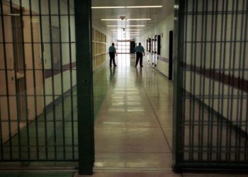 ‘E kishin fshehur nëpër rroba, po tentonin ta fusnin në burgun e Beratit’/ Policia kap në flagrancë dy të rinj