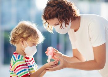 OBSH ndryshon sërish rregullat për mbajtjen e maskës: Duhet ta vendosin edhe fëmijët mbi 12 vjeç