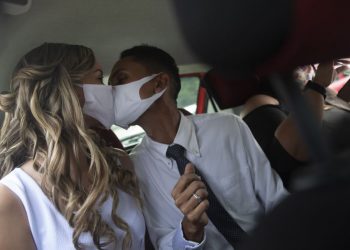 COVID-19 rikthen traditën e dasmave në shtëpi, e vetmja mënyrë për t’i shpëtuar gjobave në lokal