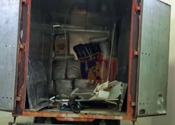 Kamioni me drogë në Dibër, policia jep detajet: U kapën 370 kg kanabis, ja ku i kishte fshehur dhe si u zbulua 26-vjeçari