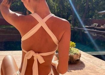 Modelja e famshme tregon tatuazhin mbi të pasme, shfaqet lakuriq dhe shtrirë