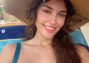 “Ujë dhe sapun”, Eva Murati publikon foton nga plazhi: Pa makeup, pa e vrarë mendjen për botën