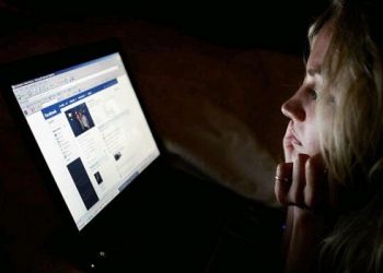 “Nuk ka seks pa…”/ Prindërit skandalizohen nga bisedat në Facebook të vajzës së tyre dhe e denoncojnë në polici