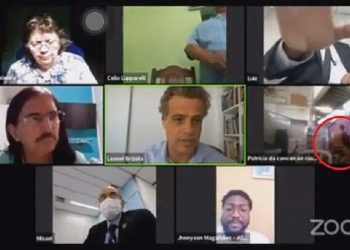 Video/ Harroi kamerën ndezur gjatë takimit, anëtari i partisë kapet duke kryer marrëdhënie intime
