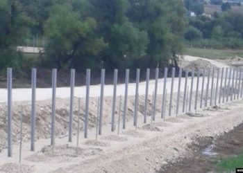 Veprim i papritur i Serbisë, gardh me tela me gjemba në kufi me Maqedoninë e Veriut, reagon BE