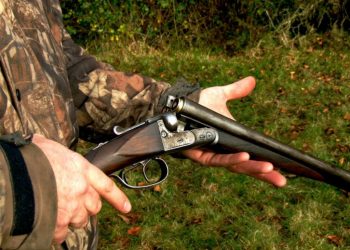 Njëri prej tyre u plagos aksidentalisht në dorë/ Policia arreston 3 persona për gjueti të paligjshme