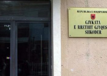 Dhunoi të dashurën e burrit dhe dhe i hodhi videon në rrjetet sociale, gjykata lë të lirë shkodranen