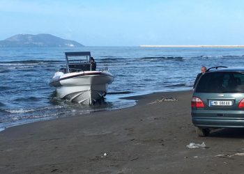 Shmanget tragjedia në Vlorë/ Tre të rinjtë u nisën me gomone por i zë stuhia, shpëtohen nga rojet bregdetare