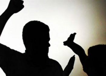Tronditëse/ Kthehet në shtëpi dhe bën “për spital” gruan pse i tregoi policisë që e dhunonte