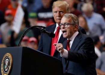 Pak orë para se të takohej me Trump, guvernatori amerikan rezulton pozitiv me koronavirus