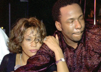 Horrori i ditëve të fundit të jetës së Whitney Houston/ Nga rënia e dhëmbëve deri tek dëmtimet në trup. Çfarë gjeti autopsia dhe fati tragjik i të bijës