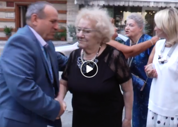 VIDEO / Rikthimi i ikonave! Margarita Xhepa me shkop, e shoqëruar nga Tinka Kurti bëhen pjesë e festës së gazetares