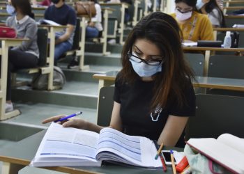 Një javë pasi hapi dyert, universiteti regjistron mbi 500 raste me koronavirus