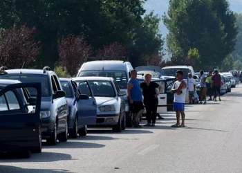 ‘Le Figaro’: “Radha 20 km”, mijëra shqiptarë të bllokuar në kufi me Greqinë