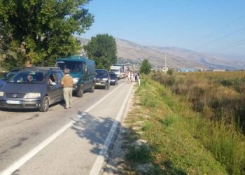 Radhët kilometrike në Kakavijë/ Ministria e Jashtme: Pala greke ka njoftuar lehtësimin e masave deri në heqjen e tamponit
