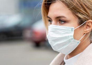 Dentistët paralajmërojnë: Maskat mund të ndikojnë në shëndetin oral