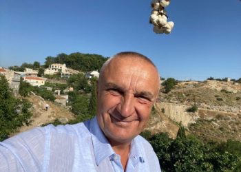 Meta nis pushimet dhe poston foton me hudhër sipër kokës: Sot jam shumë i lumtur