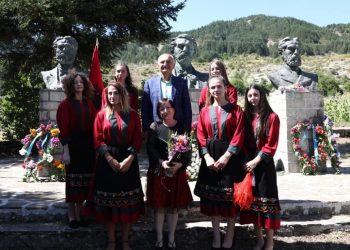 Meta vlerëson me “Dekoratën e Flamurit Kombëtar” tre vëllezërit Frashëri