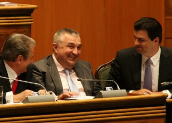 Rivendosja e kufinjve nga Covid-19 dhe opozita absurde në Tiranë