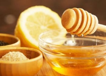 Mjaltë dhe limon, mësoni maskën që duhet të bëni për të hequr skuqjen nga dielli