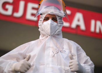 “Mendoni për ata që po vuajnë në spital, se s’mbushen dot me frymë…”/ Manastirliu apel të rinjve: Hiqni dorë nga grumbullimet