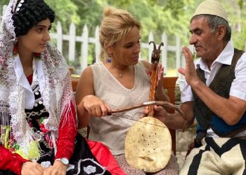 Kryemadhi lë plazhin dhe shfaqet duke i rënë lahutës në Malësinë e Madhe: Opozita e bashkuar është si Jonuzi…