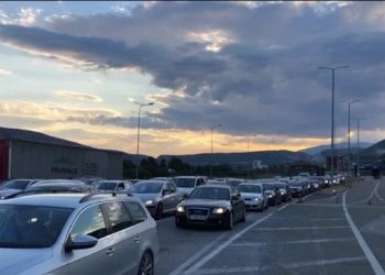 Kosovarët dynden drejt Shqipërisë për pushime/ Radhë e gjatë makinash në Morinë
