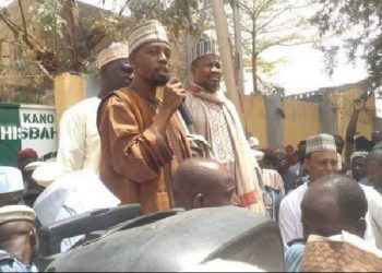 Blasfemoi për Profetin Muhamed! Këngëtari nigerian dënohet me vdekje, protestuesit i djegin shtëpinë