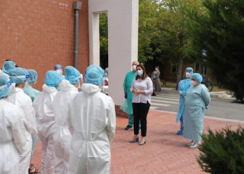 “Na pret një periudhë e vështirë”/ Manastirliu me infermierët e rinj: Është në dorën e secilit prej nesh këputja…