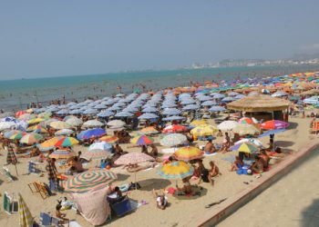 Situata është jashtë kontrollit, plazhi i Darëzezës dyndet nga pushuesit dhe nuk respektohen masat antiCOVID