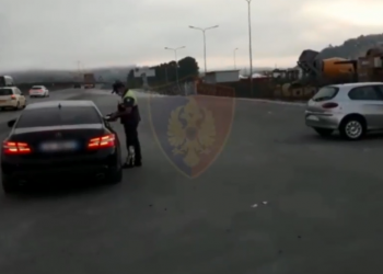 Shpejtësi e lartë dhe pa leje drejtimi, Policia Rrugore bën “namin” me gjoba: Pezullohen 35 leje drejtimi