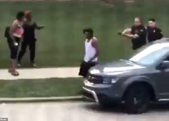 Pamje të rënda/ Rikthehen protestat në SHBA, Policia qëllon nga mbrapa afro-amerikanin para fëmijëve