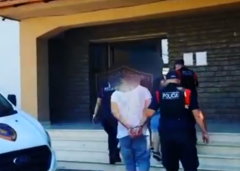 “Touareg” dhe “Range Rover” mbushur me klandestinë, arrestohen 3 shkodranë
