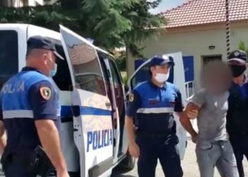 Grabitën klandestinët dhe plagosën njërin prej tyre, kush janë dy të arrestuarit