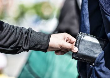 Ka dhe kështu, shqiptares i vjedhin portofolin, shkon ta denoncojë dhe gjobitet se shkeli karantinën