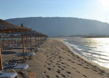 Plazhi i Velipojës me veti kurative, zv. ministrja Çuçi: Rëra e “zezë” kuron llojet e sëmundjeve tiroidale