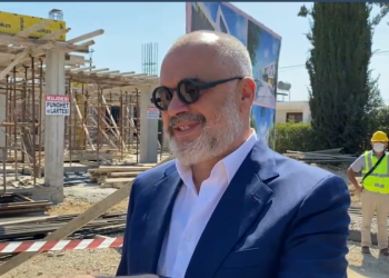 Rindërtimi dhe akuzat për fondet, Rama: Bota paratë e veta i administron vetë, në Itali presin 10 vite të hyjnë në shtëpi